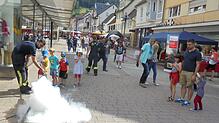 Löschen wie die Profis: Kinder dürfen in der Hauptstraße in Schramberg mit dem Feuerlöscher einen Fettbrand löschen. Bilder: Martin ...