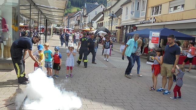 Löschen wie die Profis: Kinder dürfen in der Hauptstraße in Schramberg mit dem Feuerlöscher einen Fettbrand löschen. Bilder: Martin ...