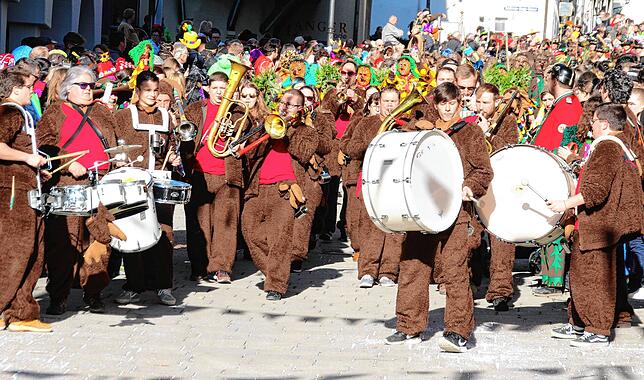 Mit Musik und Schwung kam die Holzhauderezunft Denkingen mit der Fasnetsmusik &bdquo;die Elche&ldquo; daher.