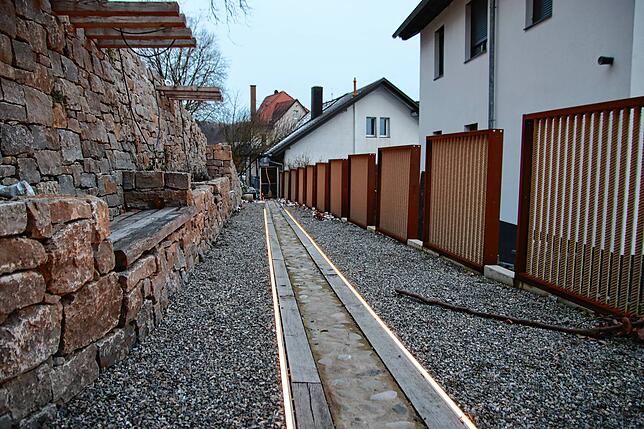 Mit Lichtbändern sind die Schienen der historischen Seilerbahn auf einer Länge von knapp 50 Metern hervorgehoben.