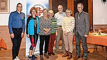 Bürgermeister Heiko Wehrle (links) und der scheidende Vorsitzende Hermann Dotter (rechts) mit den Geehrten Sonja Francic (von links), ...