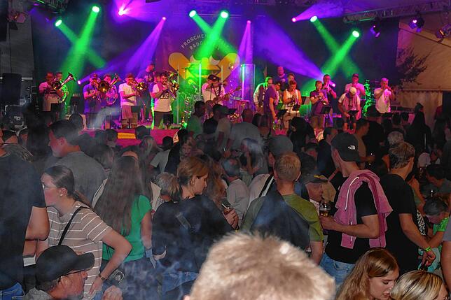Bild 3: Die Frog-Party der Froschenkapelle Radolfzell mobilisiert die Massen auf dem Fürstenberg
