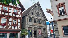 Das Haus (rechts) ist nicht mehr zu retten. Putz und Ziegel fallen herunter, so dass aus Sicherheitsgründen schon ein Gitter um das ...
