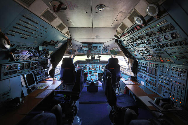 Blick in das riesige Cockpit der Antonow. Hier arbeiten Pilot, Copilot, Navigator und Bordingenieur.