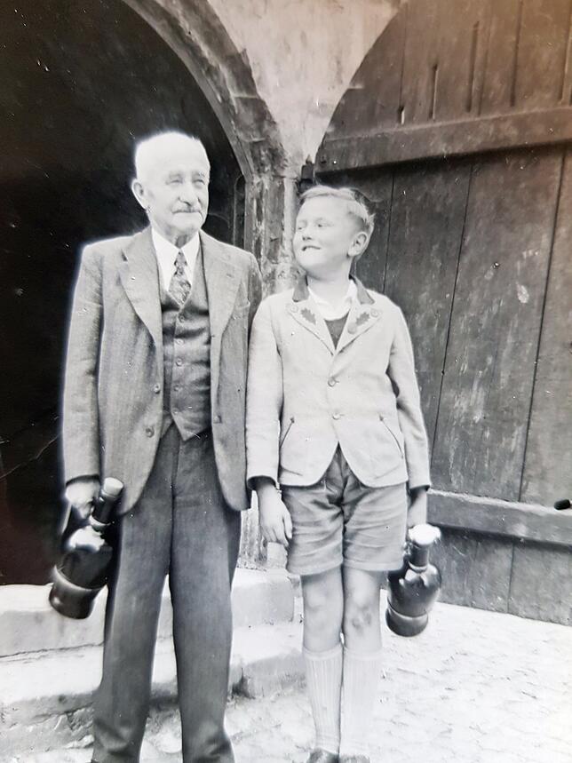 Das war 1942: Johann Baptist Röhrenbach mit Enkel Wilhelm. Dieser ist heute 87 Jahre alt. Zu seinem Großvater hatte er ein inniges ...