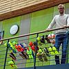 Die Kickschuhe säuberlich aufgereiht, dahinter steht Martin Schweizer, Leiter der Freiburger Fußballschule.