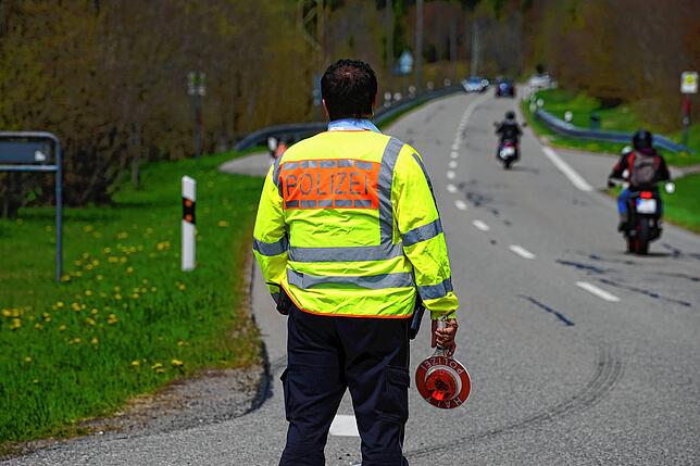 Eine groß angelegte Verkehrskontrolle, die speziell Motorradfahrer im Blick hatte, fand am Sonntag auf der L140 zwischen Bernau und St. ...