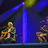 Der Meister bei der Arbeit: Wolfgang Ambros (links) mit Co-Gitarrist Roland Vogl auf der Festivalbühne in Aach.