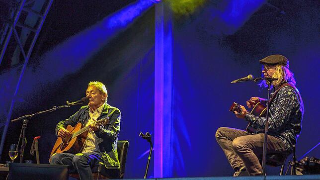 Der Meister bei der Arbeit: Wolfgang Ambros (links) mit Co-Gitarrist Roland Vogl auf der Festivalbühne in Aach.