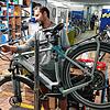 Werkstattleiter Albert Molea von Indigo bei der Reparatur eines Fahrrades.