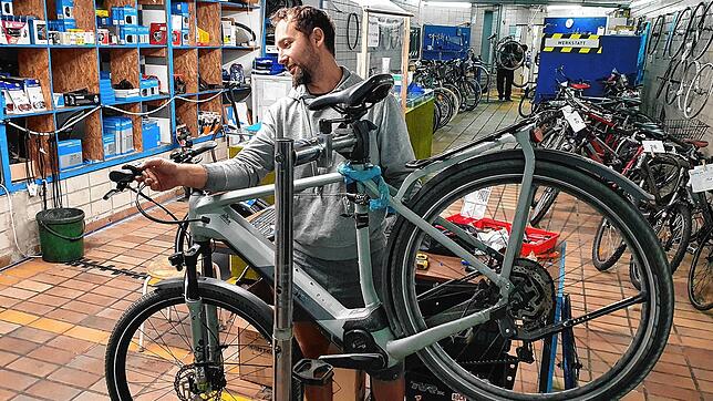 Werkstattleiter Albert Molea von Indigo bei der Reparatur eines Fahrrades.