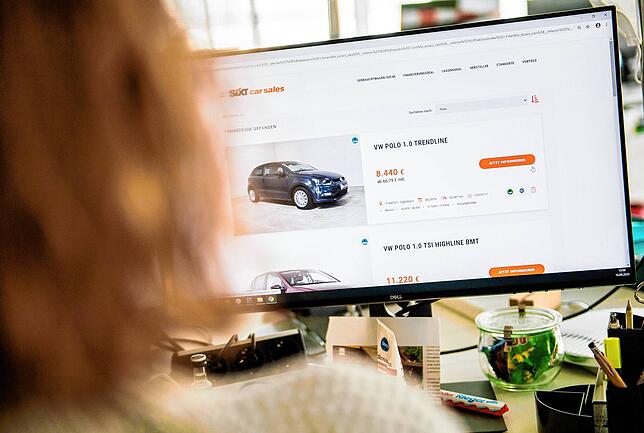 Viele Autovermieter akzeptieren nur Kreditkarten. Mit einer Debitkarte können deshalb Mietwagen oft nicht gebucht werden.