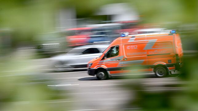 Der Mann wurde in ein Krankenhaus gebracht. (Symbolbild)