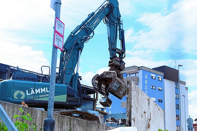 Bild 4: Das alte Häfler Hallenbad verschwindet Stück für Stück