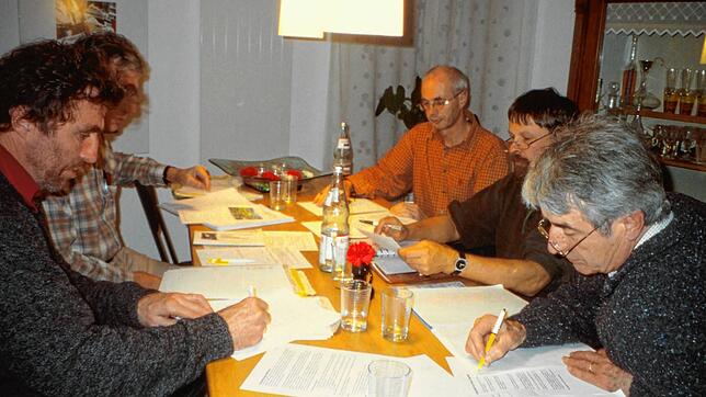 Mitglieder der Umweltgruppe bereiten 2003 den Umweltkurier zur Südumfahrung als Informationsbroschüre für den Bürgerentscheid vor (von ...