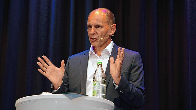 Bernd Häusler, amtierender Oberbürgermeister von Singen, will das Amt bei der Wahl am 11. Juli verteidigen. Lesern und Besuchern der ...