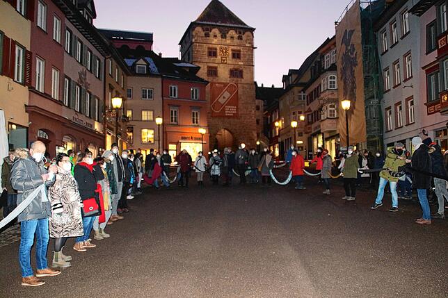 Die Menschenkette ist angemeldet, die sogenannten Spaziergänger müssen sich einen anderen Weg suchen.