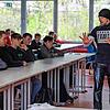 Nimmt kein Blatt vor den Mund: Timo Schüsseler während seiner Präventionsberatung vor Achtklässlern des Friedrich-Hecker-Gymnasiums.