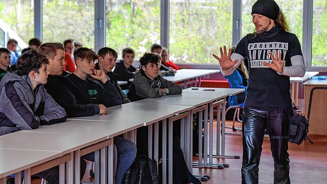 Nimmt kein Blatt vor den Mund: Timo Schüsseler während seiner Präventionsberatung vor Achtklässlern des Friedrich-Hecker-Gymnasiums.
