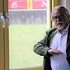 Ortsbaumeister Axel Beutner zeigt, bis wohin das Wasser im Untergeschoss der Wilhelm-Schussen-Schule stand.