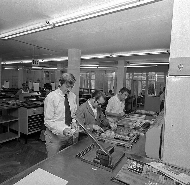 Zeitungsseiten werden Ende der 60er-Jahre gesetzt. Links steht Gerd Appenzeller, damals Chef vom Dienst und von 1988 bis 1994 Chefredakteur.