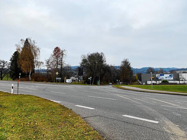 Die Kreuzung am Henkerberg ist asymmetrisch. Durch den Kreuzverkehr soll das Überqueren erleichtert werden. Durch die touristischen ...
