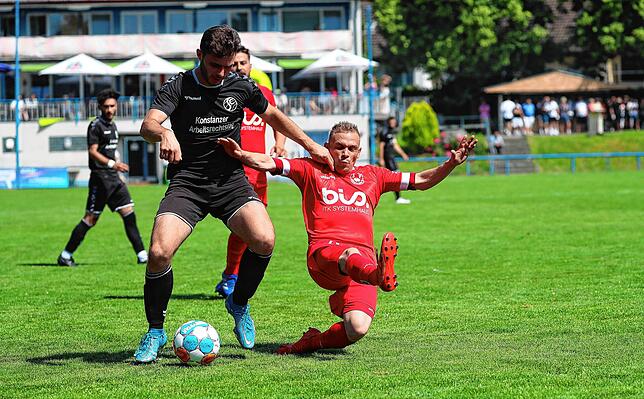 Das Bild zeigt einen Zweikampf zwischen Markus Hain (links) vom SC Konstanz-Wollmatingen und Mario Köhler vom SV Geisingen.
