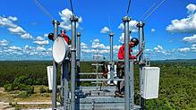Techniker montieren auf einem Funkmast in Berlin Antennen für die fünfte Mobilfunk-Generation (5G). In Baden-Württemberg soll es in ...