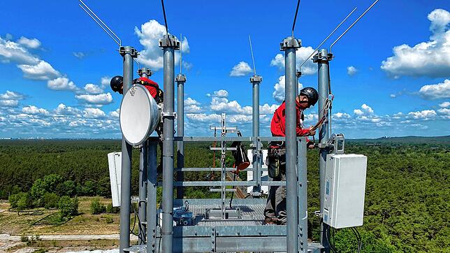 Techniker montieren auf einem Funkmast in Berlin Antennen für die fünfte Mobilfunk-Generation (5G). In Baden-Württemberg soll es in ...