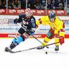Für Tyson Spink (links) und die Schwenninger Wild Wings gab es am Sonntagnachmittag im Heimspiel gegen die Düsseldorfer EG (Alec Mccrea) ...