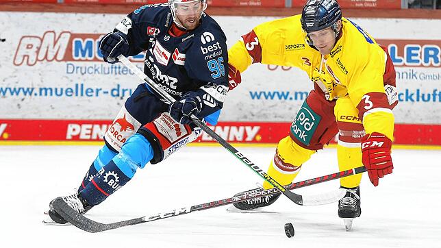 Für Tyson Spink (links) und die Schwenninger Wild Wings gab es am Sonntagnachmittag im Heimspiel gegen die Düsseldorfer EG (Alec Mccrea) ...
