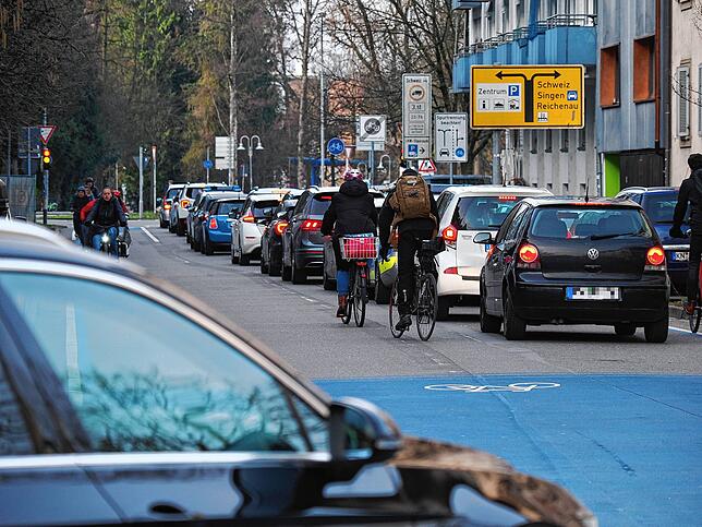 Autofahrer mussten um den gesperrten Bereich herumfahren. Das brachte unter anderem eine mit Fahrzeugen verstopfte Fahrradstraße in ...