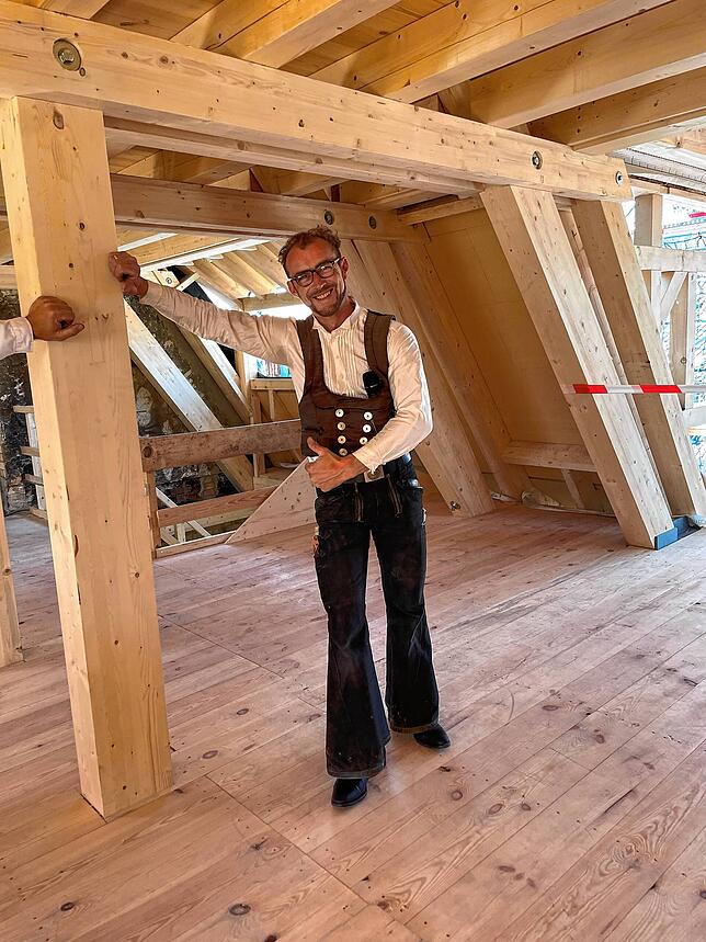 Zimmerermeister Florian Kopp in seinem Element: Nach seinen Konstruktionsplänen setzen seine Leute dem Stadlerhaus derzeit einen neuen ...