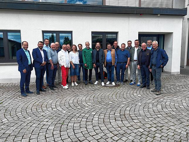 Die stolzen Absolventen der ersten Fassanstichschulung für Bürgermeister in der Privatbrauerei Waldhaus (v.l.): Ozan Topcuogullari ...