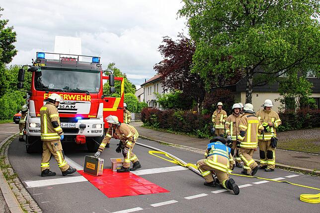 Die Feuerwehr ist mit drei Fahrzeugen im Einsatz.