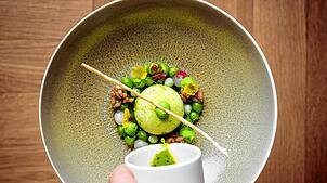 So sieht ein Gericht im Hotel Kaiserhof Ravensburg aus. Das Restaurant wurde im Juni 2025 mit einem Michelin-Stern ausgezeichnet.