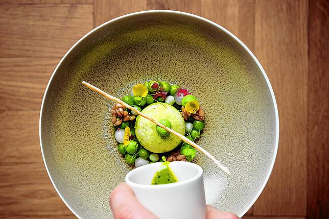 So sieht ein Gericht im Hotel Kaiserhof Ravensburg aus. Das Restaurant wurde im Juni 2025 mit einem Michelin-Stern ausgezeichnet.