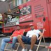 Nicola di Maso und Mario Catic lassen es lässig angehen vor ihrem Balkan-Food-Truck.
