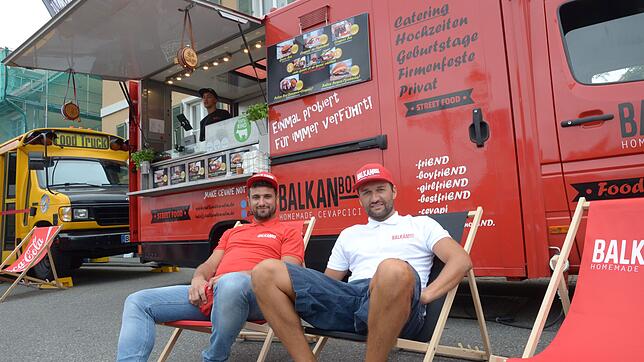 Nicola di Maso und Mario Catic lassen es lässig angehen vor ihrem Balkan-Food-Truck.