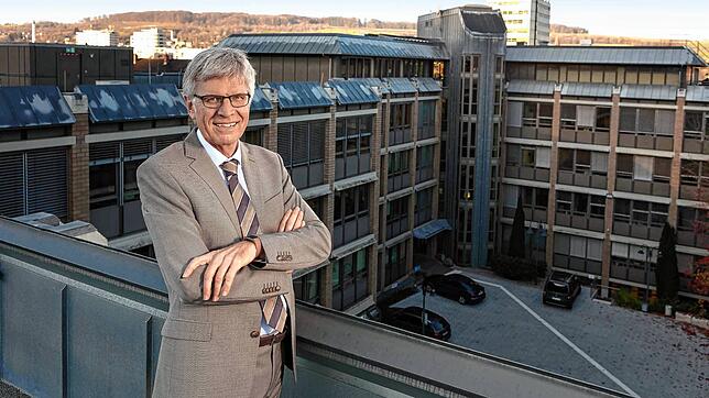 Horst Eckert, Leiter der Agentur für Arbeit in Lörrach, erläutert die Zahlen zum Rückgang der sozialversicherungspflichtigen ...