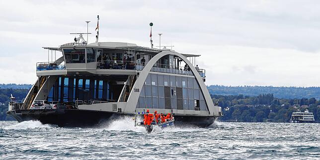 Bild 9: Übung macht den Meister! Deshalb begleiten THW-Boote die Autofähre zwischen Konstanz und Meersburg