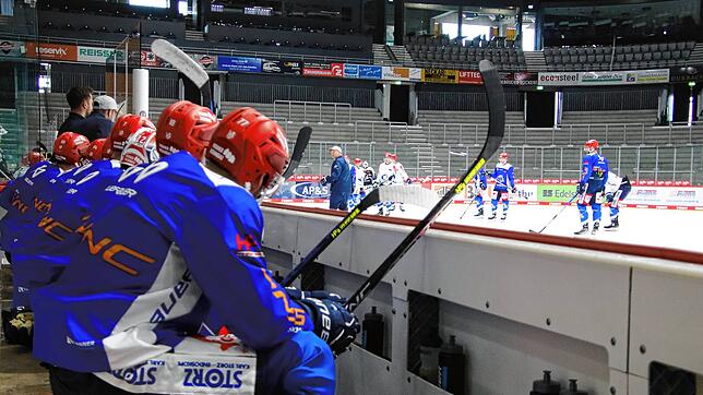 Runter von der Ersatzbank, rauf aufs Eis: Die Schwenninger Wild Wings starten am 15. September in die neue DEL-Saison.