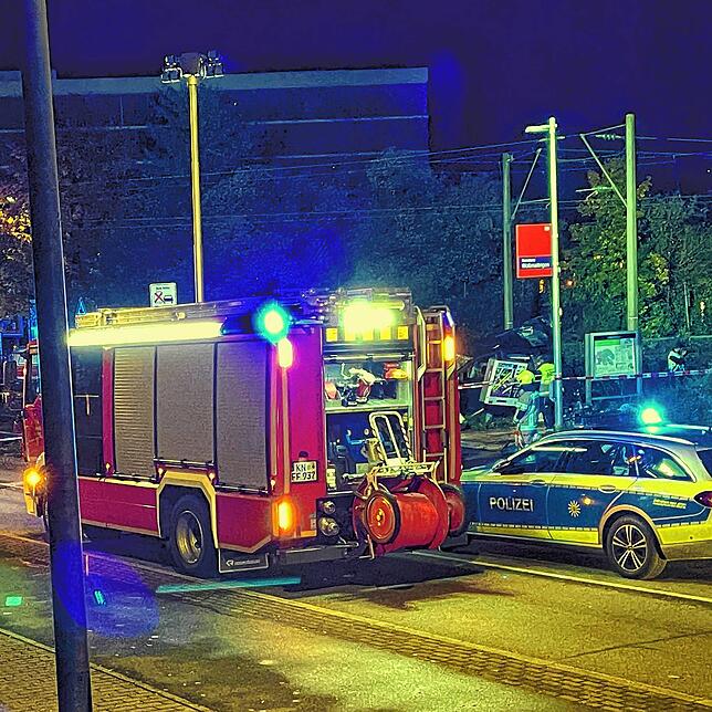 Dienstagabend an der Unglücksstelle: Feuerwehr und Polizei sperren die Riedstraße an dem Bahnübergang.