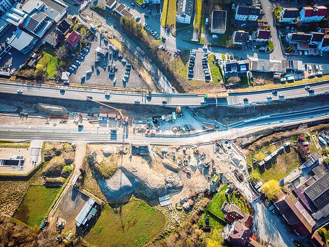 (Archivbild) Im März 2024 sah die B33-Baustelle bei der Kaltbrunner Straße in Allensbach noch so aus. Mittlerweile steht dort das erste ...
