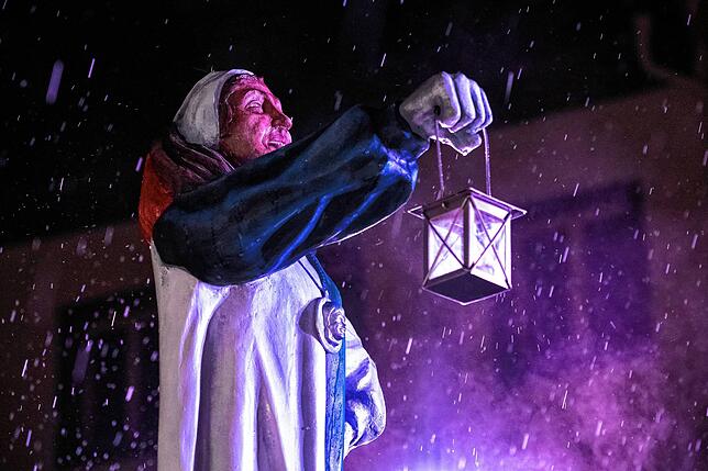 Bild 6: Endlich Fasnet: Glonkis stellen ihre Brunnenfigur auf und eröffnen die Fasnet