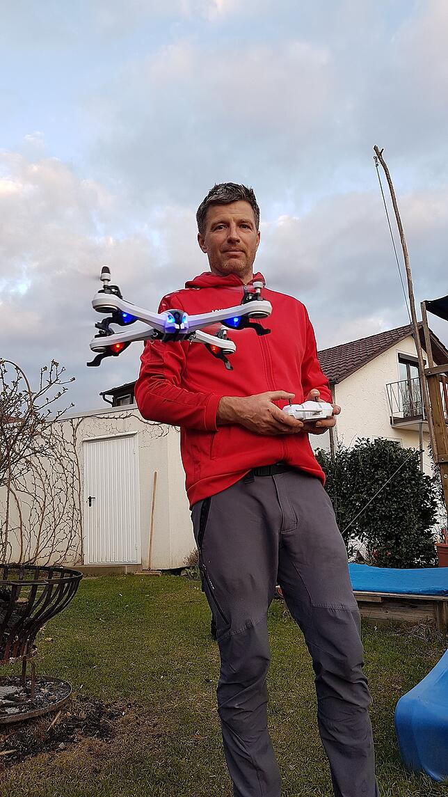 Hartmut Rocker ist Hobbypilot. Seine "Tarantula X6" kostete 87 Euro.