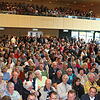 Rund 800 Besucher kommen zur Kandidatenvorstellung in die Geisinger Stadthalle.