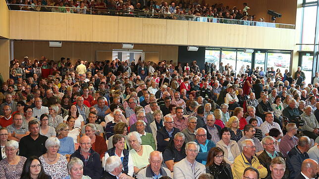 Rund 800 Besucher kommen zur Kandidatenvorstellung in die Geisinger Stadthalle.