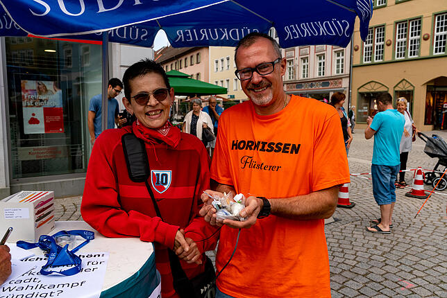 Ellen und Ralf Claßen zeigen, wie viel Müll sie vom Parkhaus Insel zum Marktplatz sammelten.