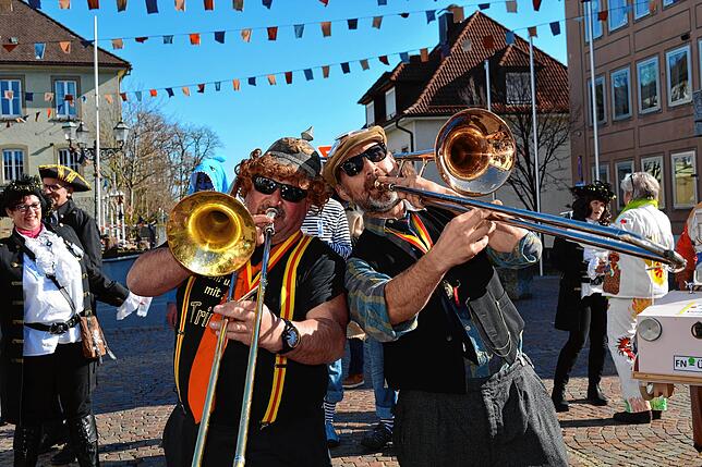 Schöööön laut! Diese Blechbläser sorgen für Stimmung am Rathausplatz.